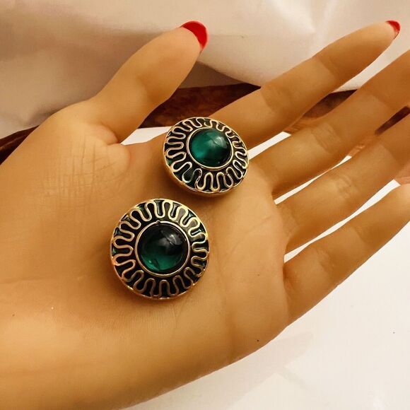 Vintage Galleria Gripoix Earrings Clip On Enamel Green Glass Gold Round 4631 - Picture 5 of 13